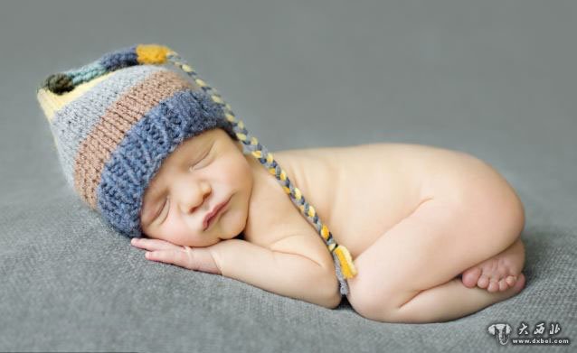 美摄影师拍新生儿“睡美人”照