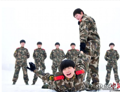 新疆特战女兵零下10℃演绎“铿锵玫瑰”