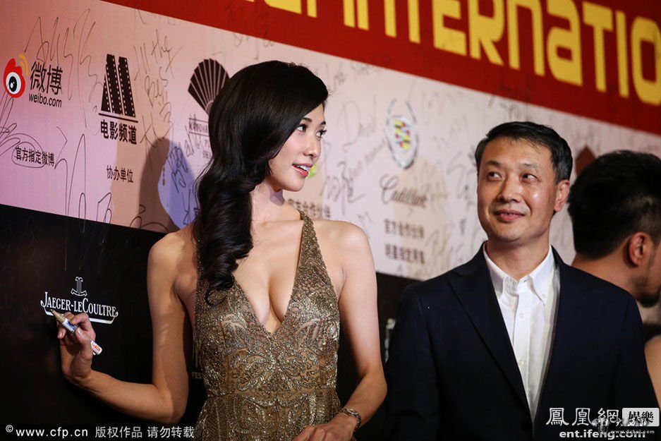 17届上海电影节开幕红毯 林志玲大秀事业线