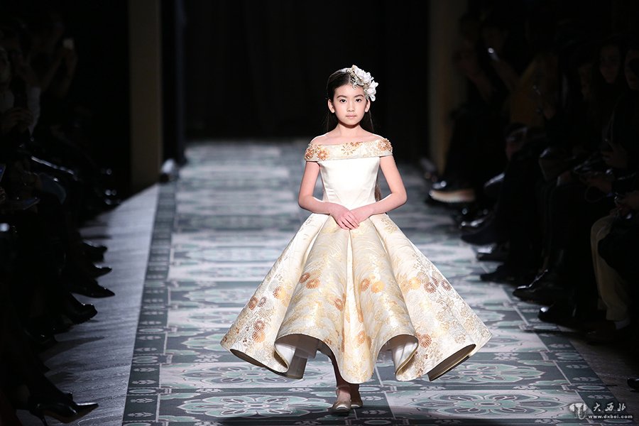 巴黎刮＂敦煌风＂ 9岁中国萝莉绣球T台走秀不输国际名模