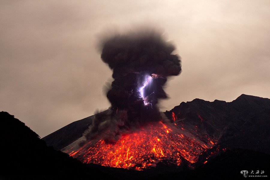 日本樱岛火山喷发 浓烟滚滚电闪雷鸣如临＂地狱＂