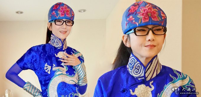 杨丽萍日本秀民族风 蓝色长裙配白龙图案