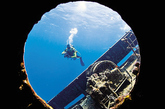 　一名潜水员透过希腊货船“吉安尼斯 D”号的舷窗拍照，1983年它在埃及红海阿布·努哈斯触礁搁浅。
