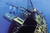 两名潜水人员正在参观长100米的货船“吉安尼斯 D”号，这是在红海发现的最大沉船残骸。
