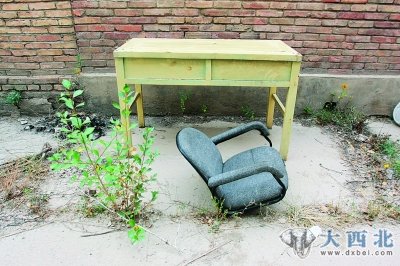 玉门空城中废弃的桌椅