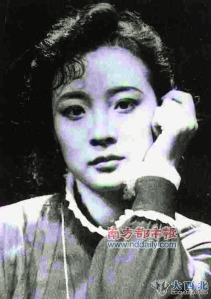 1991年，叶甫列莫夫导演的人艺版《海鸥》里，陈小艺(上)饰演玛莎，徐帆饰演妮娜。 资料图片