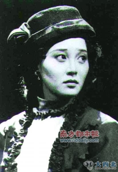 1991年，叶甫列莫夫导演的人艺版《海鸥》里，陈小艺(上)饰演玛莎，徐帆饰演妮娜。 资料图片