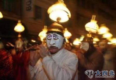 巴塞尔狂欢节城里的每个人都必须穿上特别的衣服，并带上面具掩盖自己的真实身份