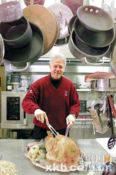 ■2000年感恩节，克林顿手持刀叉准备对巨型火鸡“大快朵颐”。