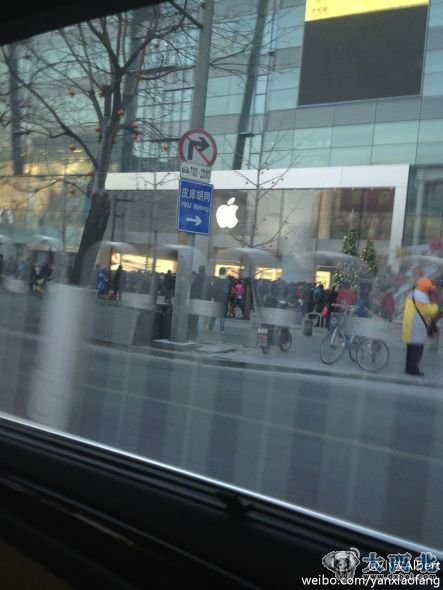 西单大悦城Apple Store店下午16点时已有上百人排队 来自新浪微博网友@小放Albert 