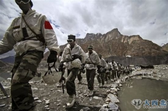 资料图：一群印度山地步兵在中印边境附近的锡亚琴冰川训练。