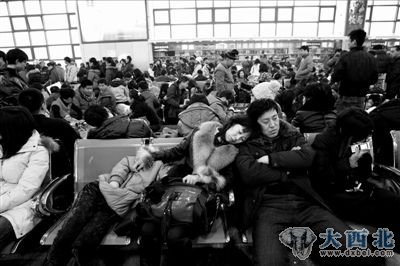 昨天，北京西站，春运客流进入最高峰。本报记者王海欣摄