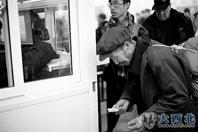 昨天，北京火车站，旅客依次验票。 本报实习记者 王德阳 摄