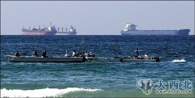 几艘油轮从霍尔木兹海峡附近经过。伊朗方面29日称，“不久”将停止向某些欧洲国家供油。图/人民图片