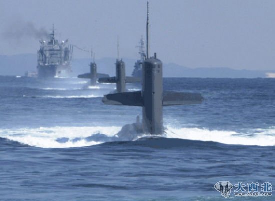 资料图：日本海上自卫队潜艇和舰艇编队。