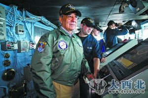 资料图：美国防部长帕内塔在佐治亚州附近海域观摩了“企业”号核动力航空母舰演习。