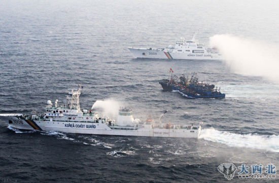 资料图：两艘韩国海上执法船正在用高压水枪驱离中国渔船。