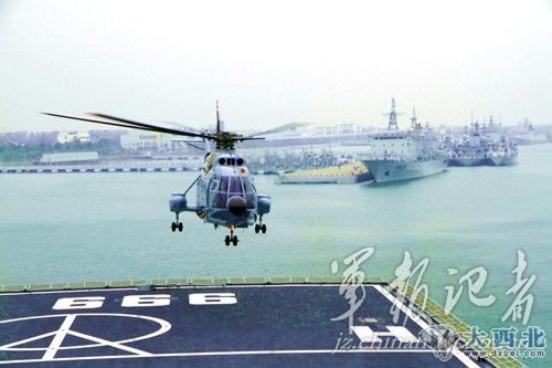 直升机从井冈山号的舰尾飞行甲板上起飞。（徐苗波摄）
