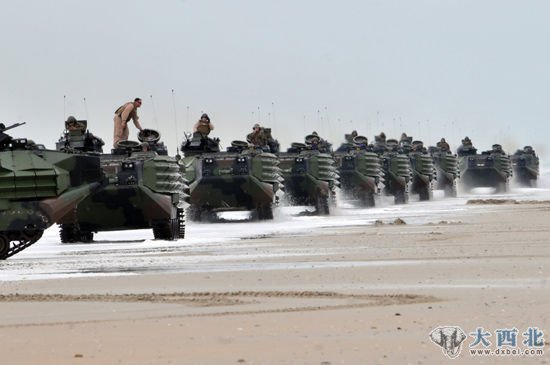 2012年2月6日，美国海军陆战队AAV7两栖突击车群参加代号“凶猛美洲鳄2012”大规模两栖作战演习，有媒体称演习似针对伊朗。