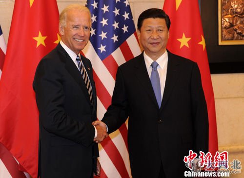 2011年8月19日，中国国家副主席习近平与美国副总统拜登在北京饭店出席中美企业家座谈会。中新社发 廖攀 摄  