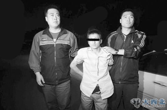 2011年5月11日19时40分，北京市公安机关经过缜密侦查，在丰台区友联时代网吧将犯罪嫌疑人石柏魁(中)抓获归案