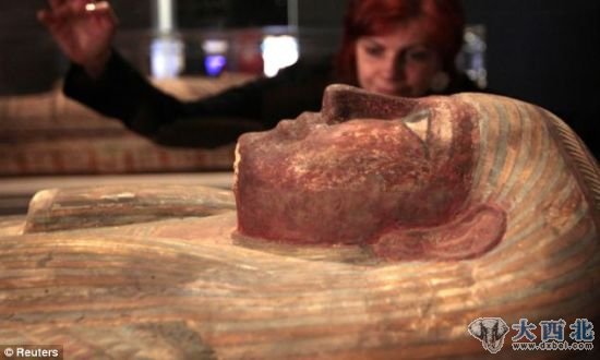 世界文明管理员亨丽埃塔-里奇正在爱丁堡迷人木乃伊展看一口棺材，这次展览从本周末开始，并将一直持续到5月