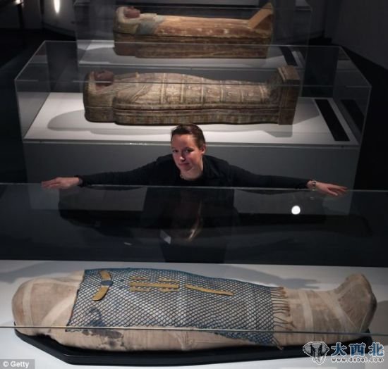 展会官员汉恩科-吉克正在观看一些可以上溯到公元前4000年的珍贵藏品