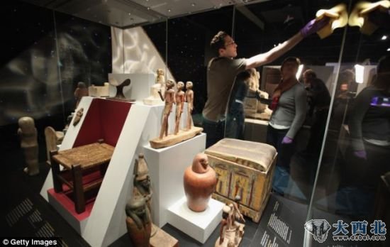 工作人员正在为苏格兰国家博物馆举行的迷人木乃伊展的开幕式做最后的准备，这里展览有关古埃及死亡及重生的故事