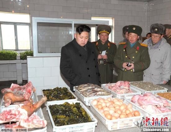 朝中社2月22日发布的照片显示，朝鲜人民军最高司令官、朝鲜党和人民的最高领导者金正恩视察了朝鲜人民军第842部队。  