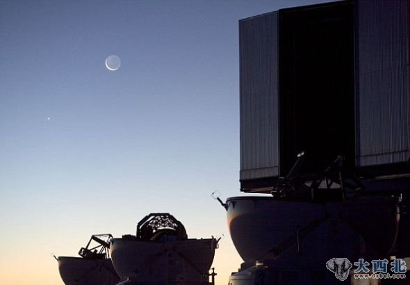 旁晚时分智利欧洲南方天文台帕瑞纳天文台甚大望远镜上方的月球画面。我们从图中可以看到被地球反射的微弱光线照亮的整个月球的圆盘，这种现象名叫地球反照