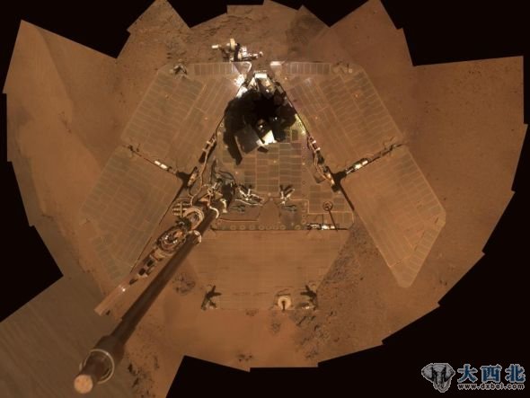 机遇号火星车传回最新自拍照：电池板遭尘封