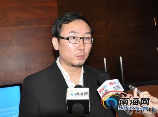 著名青年导演陆川接受采访，谈电影票价话题。(南海网记者李庆芳摄)