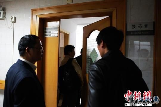 上海市教委、上海交大官员进入2名受伤学生的病房。 李克祥 摄