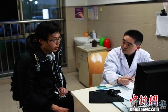 一位右额受轻伤的上海交大学生在咨询医生。 李克祥 摄