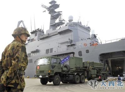 5日，冲绳，日本自卫队正在从船上卸载爱国者3反导系统，该武器将被用来拦截朝鲜火箭。