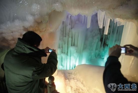 山西省忻州市宁武县的冰洞，游客们正在拍照留念，这里的冰洞拥有300多万年历史