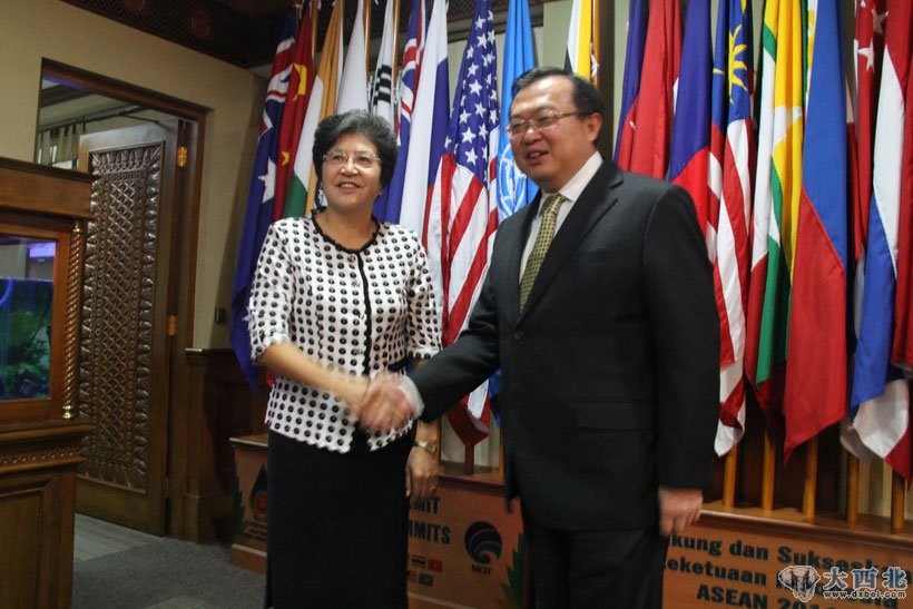 2012年7月27日，中国驻印尼大使刘建超（右）欢迎中国新任驻东盟大使杨秀萍抵达雅加达履新。