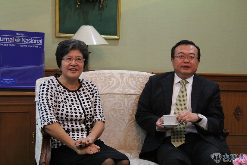 杨秀萍（左）是首任中国常驻东盟大使。此前，她曾任驻中国奥克兰总领事、驻立陶宛特命全权大使，驻斯里兰卡兼驻马尔代夫特命全权大使。