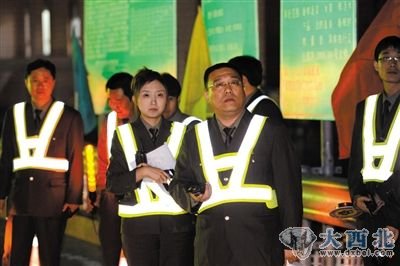 30日零时，京港澳高速杜家坎收费站工作人员严阵以待，进出京双向车流未出现拥堵。