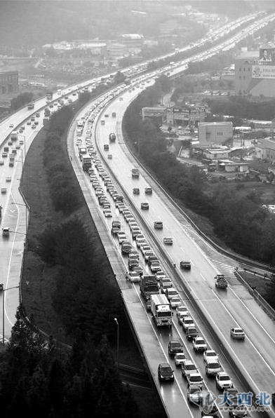 28日，众多韩国人开车回家过中秋，导致高速路拥堵。
