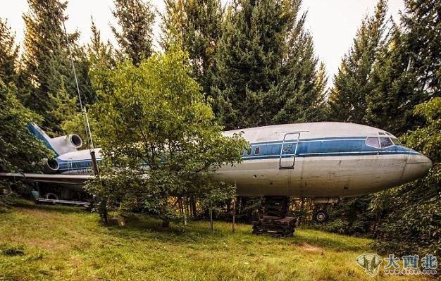 美国俄勒冈州62岁的工程师布鲁斯•坎贝尔（Bruce Campbell）将一架隐藏在树林中的废弃大型客机改造成梦想之家，并将其形容为“欲飞之鸟”。