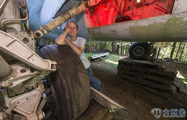 美国俄勒冈州62岁的工程师布鲁斯·坎贝尔将一架隐藏在树林中的废弃大型客机改造成梦想之家，并将其形容为“欲飞之鸟”。