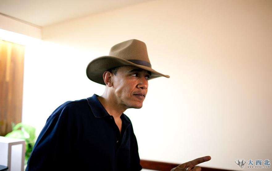 2009年6月4日，奥巴马在埃及开罗访问时，戴着一顶帽子开玩笑。