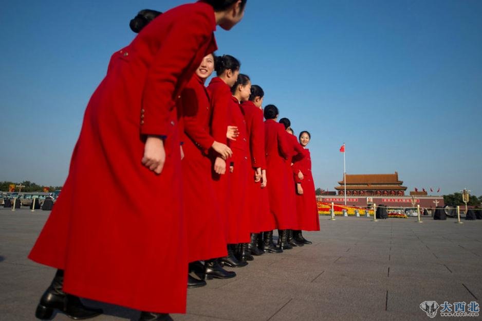 身着红色大衣的礼仪小姐在天安门广场留影。