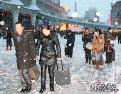 18日，甘肃大部地区出现降温降雪天气，由于积雪较厚，出于安全考虑，大批旅客由公路涌至铁路出行，兰州火车站中短途客流暴增。　