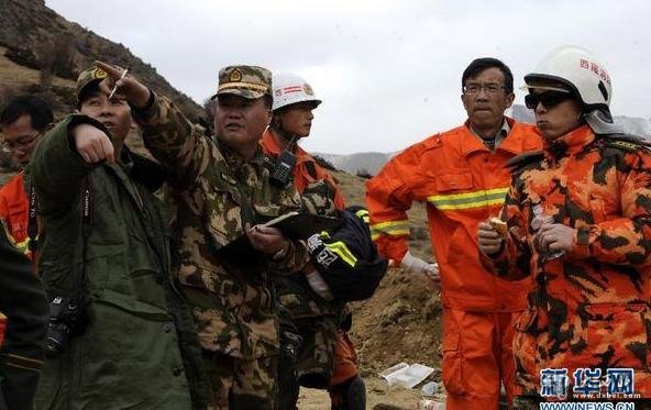 3月29日，消防干警等救援人员抵达滑坡现场，组织抢救。