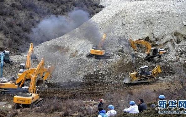 29日6时左右，位于中国黄金集团华泰龙公司甲玛矿区内的墨竹工卡县扎西岗乡斯布村普朗沟泽日山发生山体自然塌方，塌方长3公里，塌方量约200余万方。据初步统计，83名工人被埋。