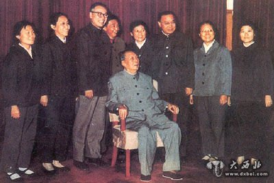 毛泽东与眼科医护人员合影