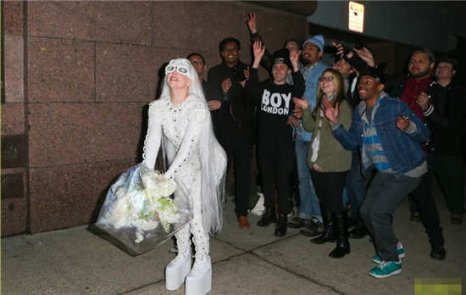Gaga怪异新娘装现身 扔花束众人抢