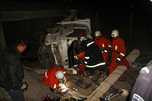 深夜货车“出轨”司机被困“笼中”武威消防紧急救援